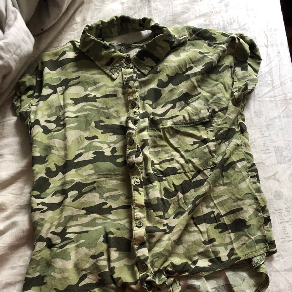 Close to army colors. Tie in the front and be untied
